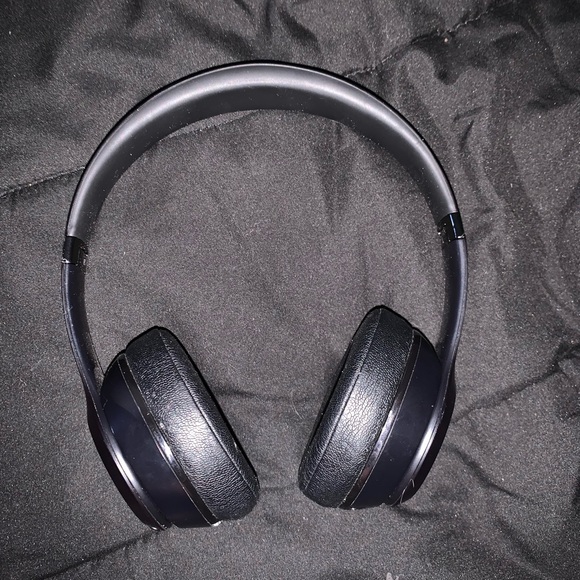 Beats solo3 wirelessblack barely used works great just don’t use ur anymor